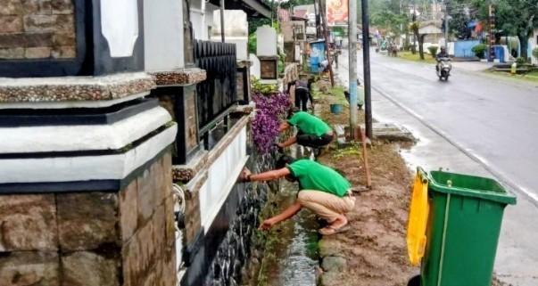 Gerak Cepat Cegah Banjir, Camat Purwakarta Pimpin Normalisasi Drainase Bersama Warga