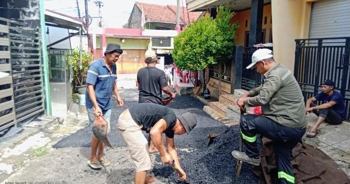 Aksi Nyata Tanpa Pamrih, Warga Cijalu Cikampek Timur Nikmati Jalan Hotmix