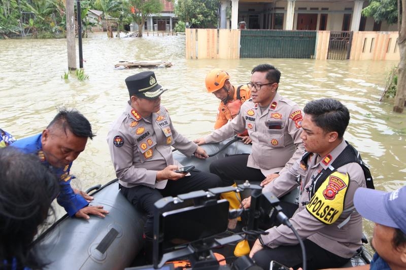 Kabid Humas Polda Jabar Tinjau Langsung Situasi Banjir di Karangligar, Karawang Serukan Patroli Rutin Jaga Keamanan