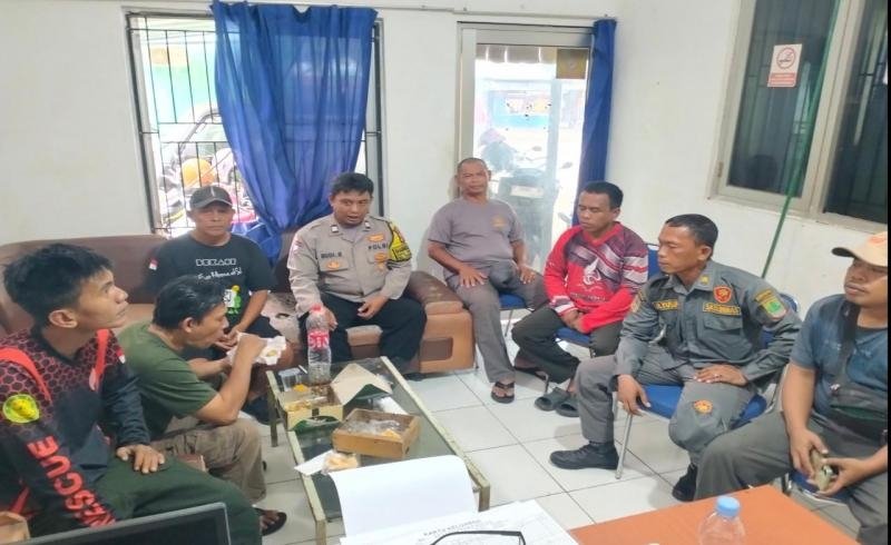 Bhabinkamtibmas Polsek Telukjambe Timur Sambangi Linmas dan Staf Puskesos Desa Sukaharja