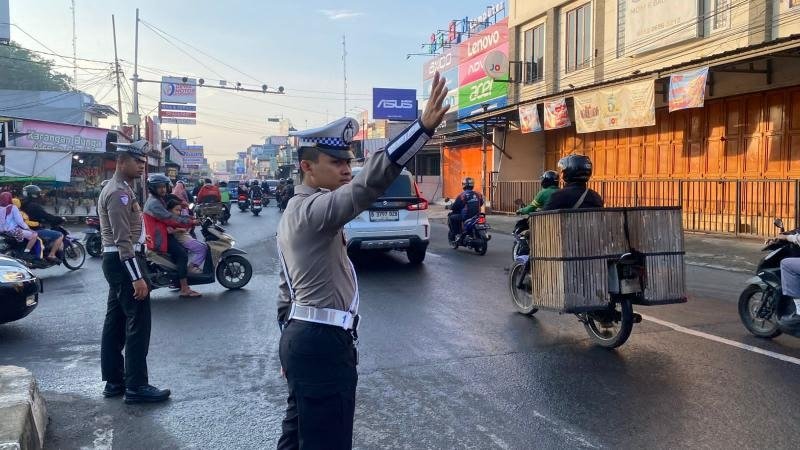 Upaya Satlantas Polres Karawang, melalui Rutinitas Gatur Lalin demi Kenyamanan Berkendara