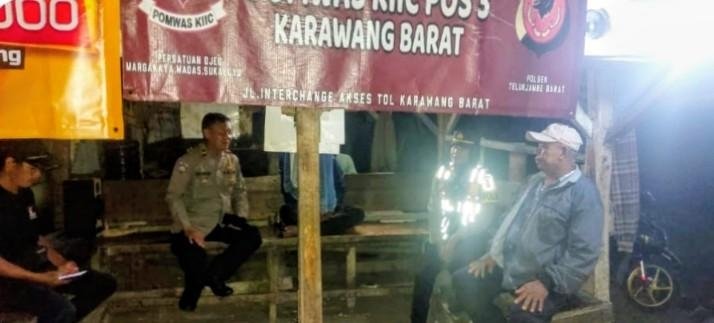 Kapolsek Telukjambe Barat Bersama Anggota Patroli Dialogis Malam Sasaran Warga di Pangkalan Ojeg
