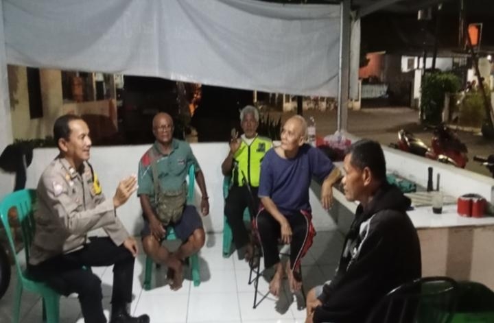 Humanis! Potret Sinergitas Anggota Polri Bersama Warga Telukjambe Timur saat Ngobrol Santai