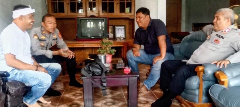 Kapolsek Banyusari dan Anggota Polsek Banyusari Melaksanakan Koordinasi dan Komunikasi dengan Korlap Aliansi SAHARA Terkait Rencana Pembongkaran Portal Jembatan