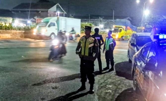 Personil Polsek Klari Lakukan Patroli Malam Sasaran Lampu Merah Karawang Timur