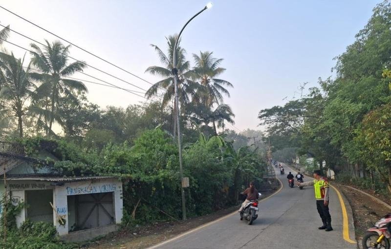 Kapolsek Pangkalan Beserta Personel Konsisten Gelar Gatur Pagi di Depan Sekolah saat Kegiatan Sapa Warga