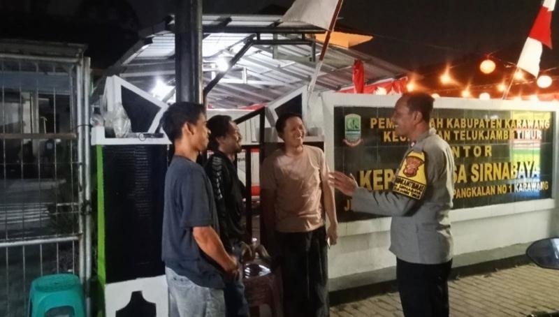 Potret Polsek Telukjambe Laksanakan Patroli Prekat, Imbau Security PP Urban Town untuk Jaga Kamtibmas