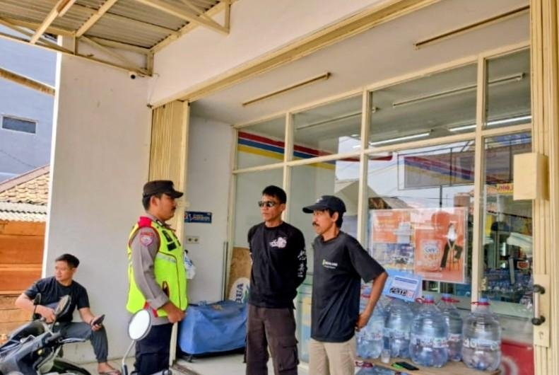 Personil Polsek Tegalwaru Giat Patroli Siang di Pasar Loji Imbau Parkir Motor Waspadai Celah Aksi C3