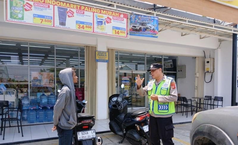 Polsek Ciampel, Aiptu Heri Hidayatulloh Melaksanakan Patroli Dialogis Antisipasi C3 dan Kejahatan Lainnya di Wilayah Desa Kutapohaci Kecamatan Ciampel Karawang

Karawang - Polsek Ciampel kembali Mengarahkan