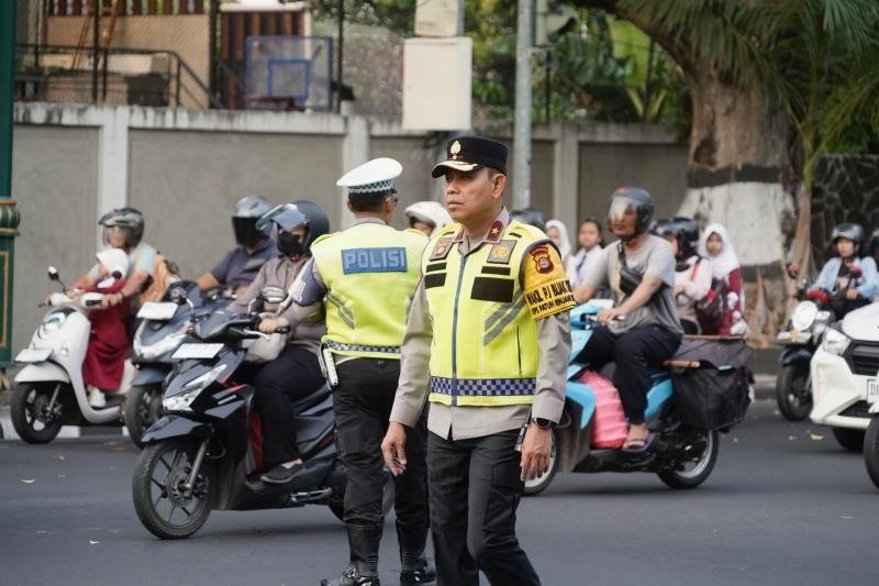 Dorong Polisi Makin Dekat dengan Warga, Wakapolda NTB Turun Atur Lalu Lintas