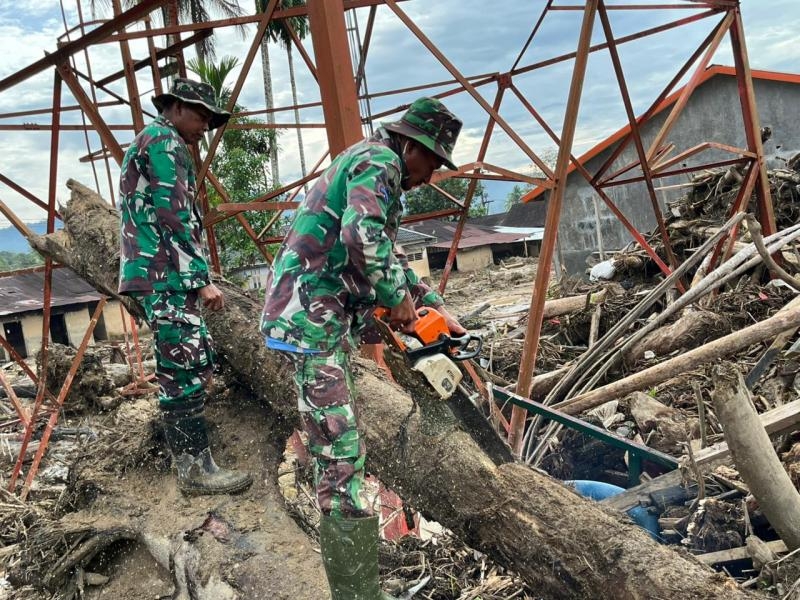 MARINIR SEBAR PASUKAN DI BERBAGAI TITIK TERDAMPAK, PULIHKAN TAPANULI SELATAN“Sekali Melangkah Pantang Menyerah, Marinir Hadir untuk Rakyat dalam Setiap Kesulitan”