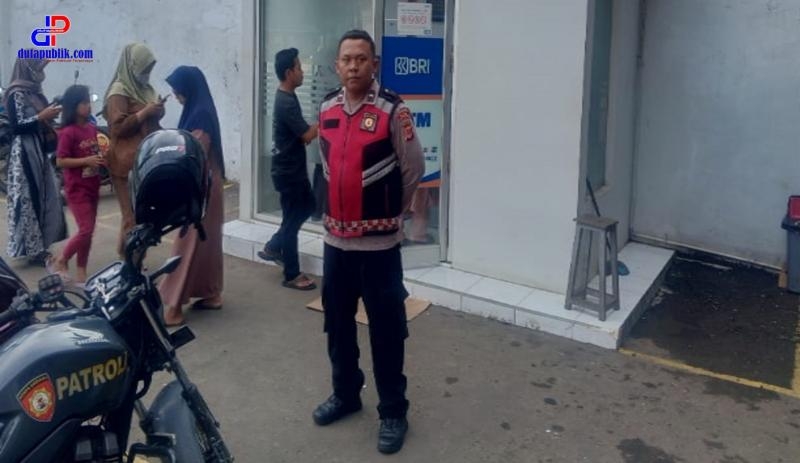 Personel Polsek Lemahabang Imbau Warga Untuk Tetap Pertahankan Kamtibmas