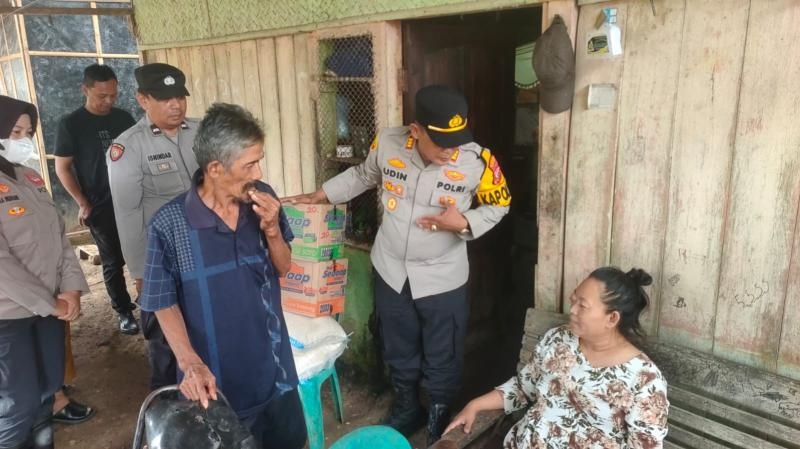 POLRI HADIR UNTUK MASYARAKAT, KAPOLSEK PAMANUKAN ULURKAN TANGAN UNTUK IBU JULAEHA YANG BERJUANG MELAWAN TUMOR MATA
