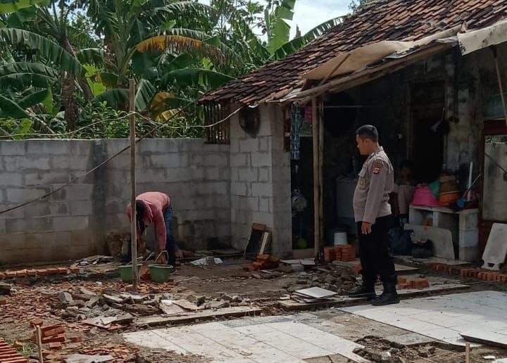 Bhabinkantibmas Monitoring Rumah Tidak Layak Huni di Desa Gempol Kolot