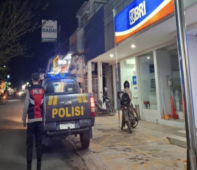 Pastikan Situasi Aman, Personil Polsek Tegalwaru Patroli Malam di Depan Bank BRI Loji