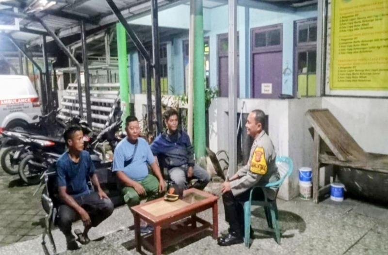 Tingkatkan Keakraban, Bhabinkamtibmas Desa Sirnabaya Ngawangkong Bareng Warga Dusun Babakan