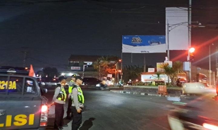 Personil Polsek Klari Lakukan Patroli Malam di Lampu Merah Karawang Timur