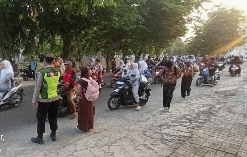 Upaya Optimalkan Anggota Polisi Polsek Telagasari Sapa Warga dan Bantu Siswa Menyebrang di Pagi Hari