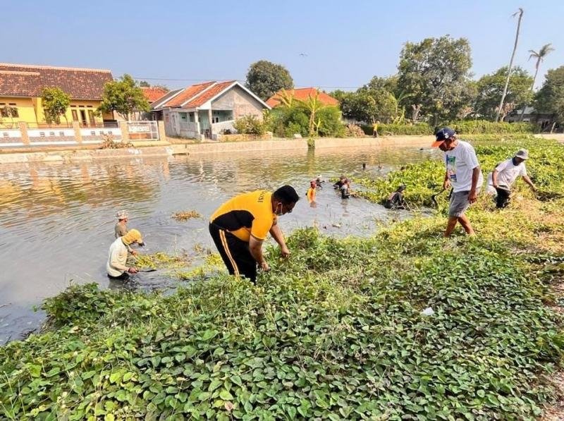 Polsek Telagasari Laksanakan Kerja Bakti Di Desa Kalibuaya, Wujudkan Kepedulian Terhadap Lingkungan