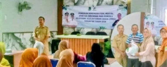 Peluk Lansia agar Tetap Bermartabat, Dinsos Karawang Beri Pembinaan dan Bantuan Sembako