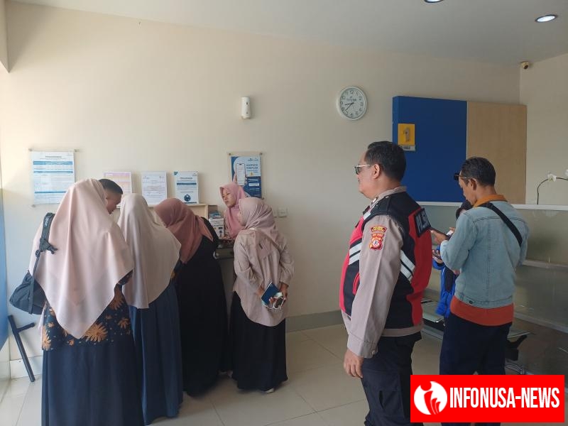 Anggota Polsek Batujaya Sambangi Scurity Bank BJB Unit Batujaya serta menyampaikan Arahan dan Himbauan Kamtibmas
