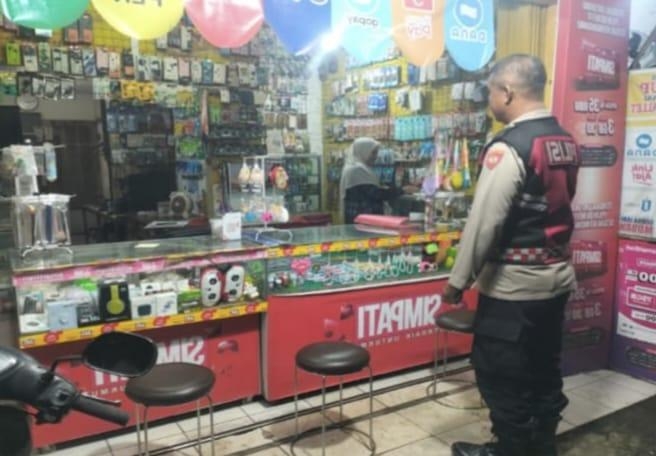 Personil Polsek Tegalwaru Giat Patroli Malam Beri Pesan Para Pemilik Pertokoan di Loji Waspada