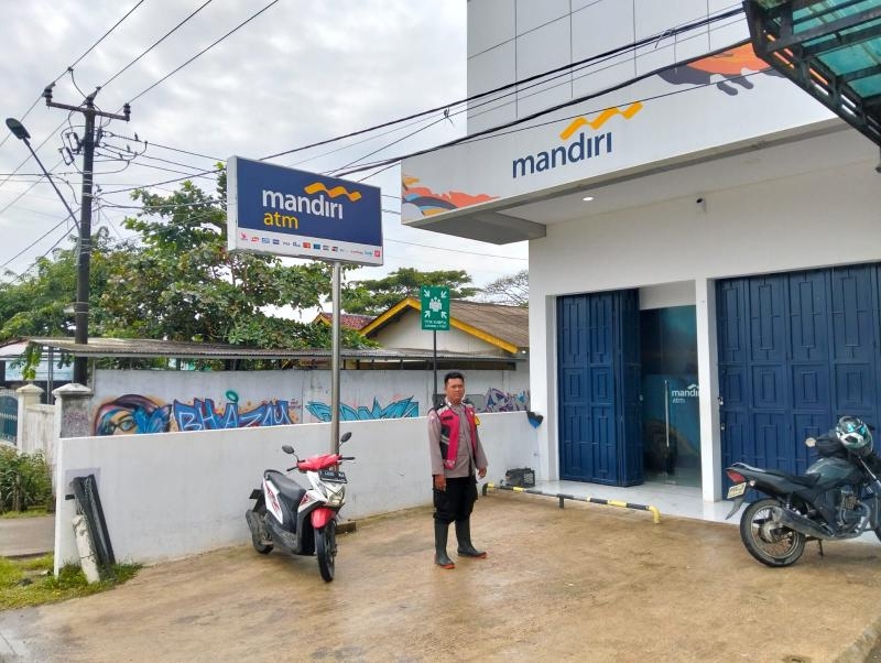 Polisi Batujaya Cegah GU Kamtibmas di Bank Mandiri Unit Batujaya pada siang hari