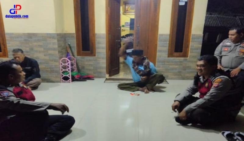 Giat Ngawangkong Personel Polsek Lemahabang Imbau Warga Desa Karyamukti Untuk Tetap Pertahankan Kamtibmas