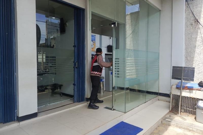 Sampaikan Pesan Kamtibmas di perbankan, Guna cegah C3 di wilkumnya, Personil Polsek Tempuran Res Karawang.
