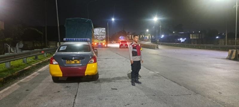 Pastikan Keamanan Pintu Masuk Tol Karawang Timur, Samapta Polsek Klari Intensifkan Patroli