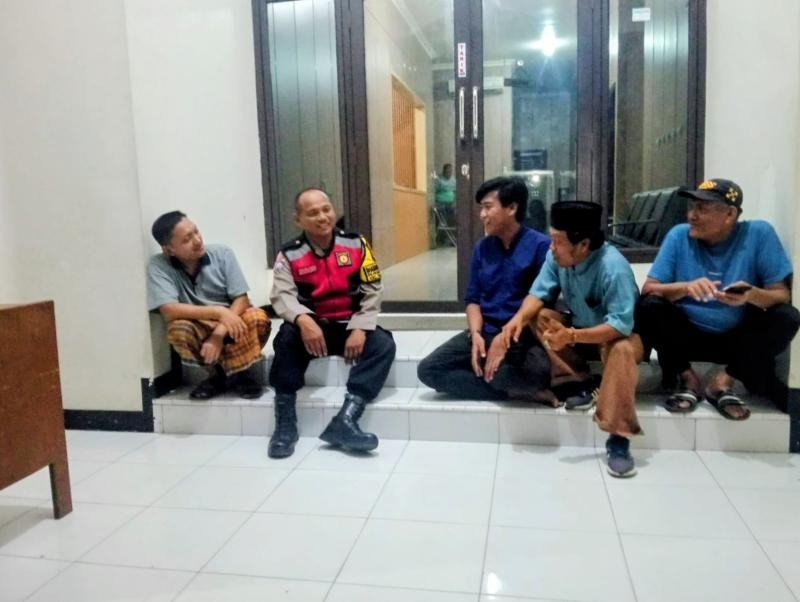 Bhabinkamtibmas Polsek Telagasari Ajak Warga Bersama-sama Jaga Keamanan di Malam Hari