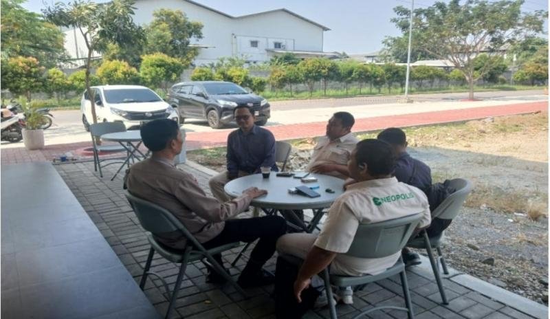 Bhabinkamtibmas Desa Telukjambe Laksanakan Giat Sambang Humanis ke Kantor Marketing Emerald Neopolis