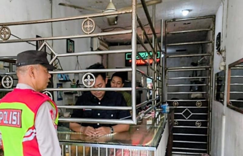 Sapa dan Ingatkan Waspada Jadi Pesan Patroli Siang Personil Polsek Tegalwaru di Pertokoan dan Kios Loji