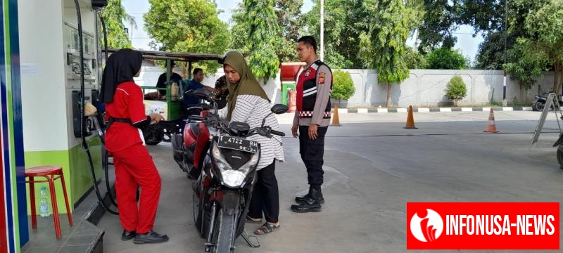 Personil Polsek Tempuran Sambangi SPBU, Guna Ciptakan Rasa Nyaman dan aman kepada warga Masyarakat saat mengisi bahan bakar.