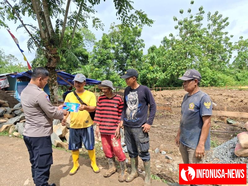Anggota Polsek Pangkalan Sosialisasikan Pengadu Cepat Propam Polri kepada Warga Kampung Karajan