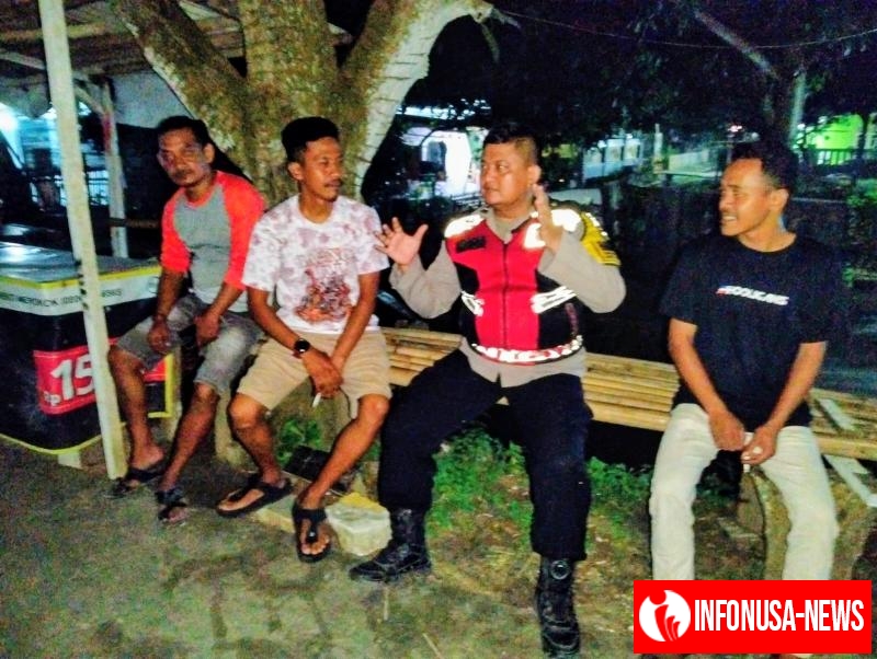 Anggota Polsek Batujaya melaksanakan Patroli Prekat serta Sambangi Masyarakat di malam hari