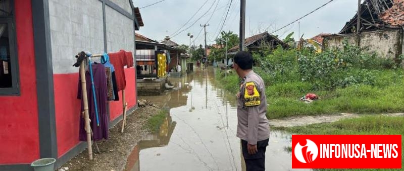 Polsek Telukjambe Barat Monitoring Lokasi Banjir di Desa Karangligar