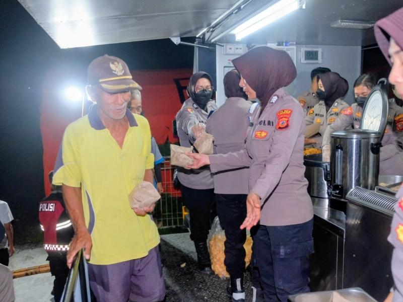 Polwan Polda Jabar Sibuk Memasak dan Siapkan Makanan Untuk Korban Banjir di Karawang