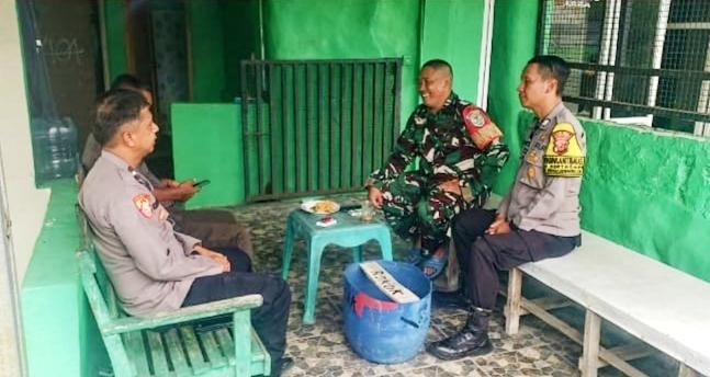 Sinergitas TNI, POLRI. Bhabinkamtibmas Polsek Rengsdengklok, Sambang Silaturrahmi Ke Makoramil 0404 Rengasdengklok