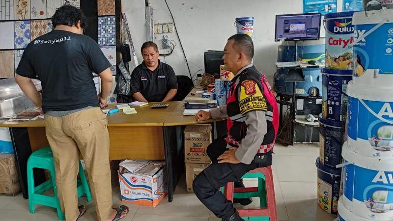 Gencar Kondusifkan Lingkungan, Bhabinkamtibmas Polsek Telagasari Sebar Himbauan Kamtibmas