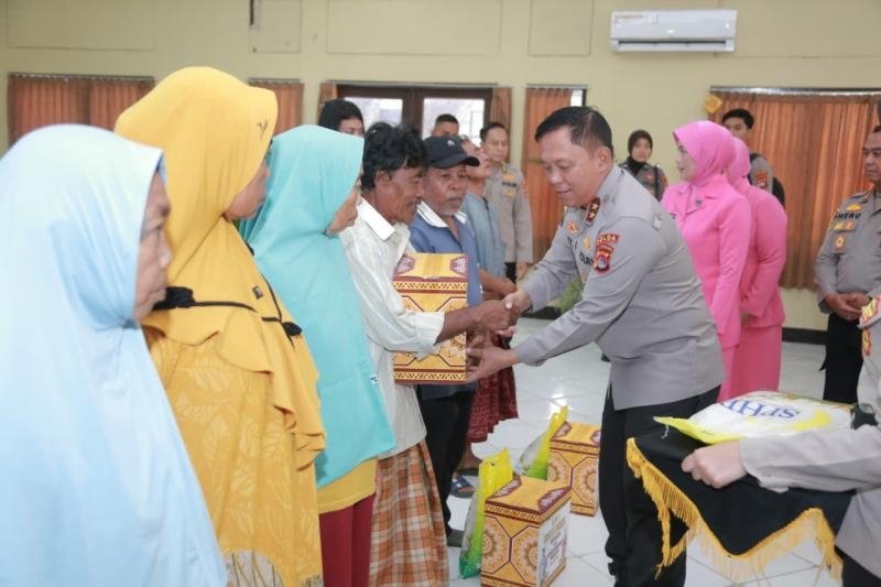 Kapolda NTB dan Ketua Bhayangkari Salurkan Sembako di SPN Polda NTB