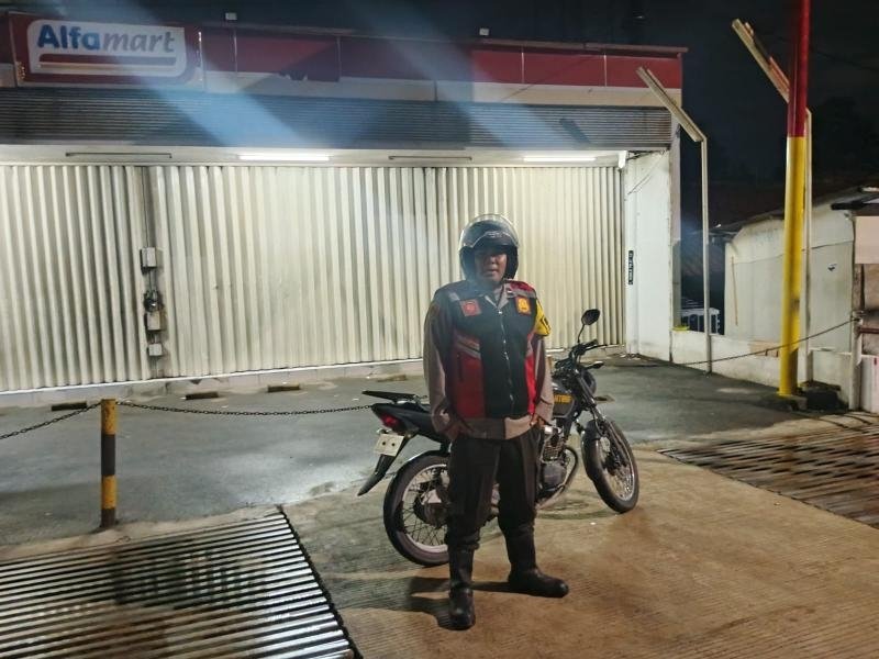 Anggota Polsek Batujaya melaksanakan Patroli Prekat serta Cegah Pencurian dan Pembobolan di Minimarket