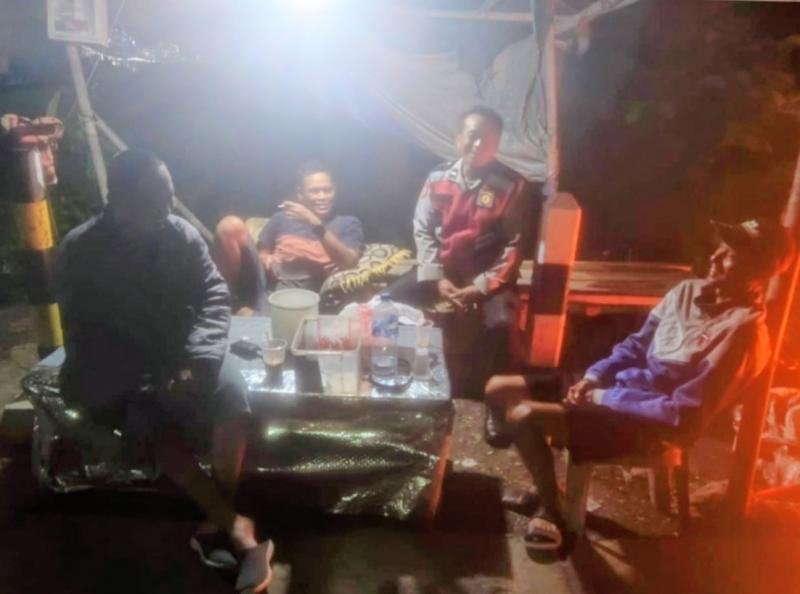 Bhabinkamtibmas Desa Mulangsari Monitor Lingkungan Karajan, saat Warga Lakukan Ronda Malam