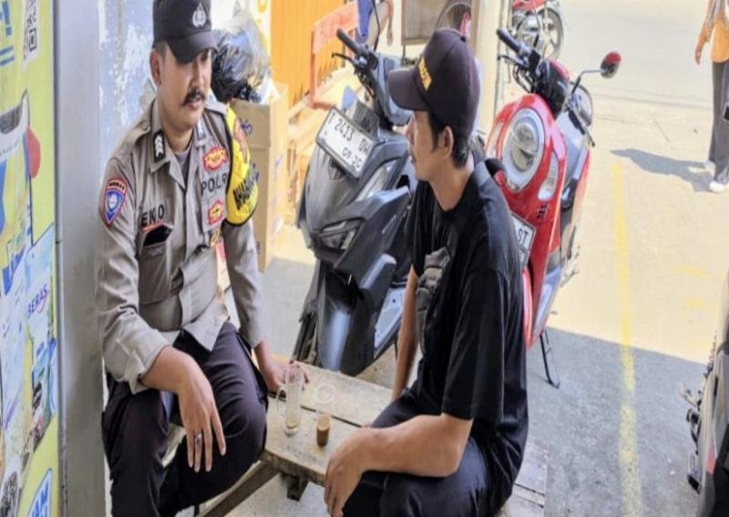 Personil Polsek Tegalwaru Ingatkan Warga Waspada Curanmor Pada Patroli Siang di Pasar Loji