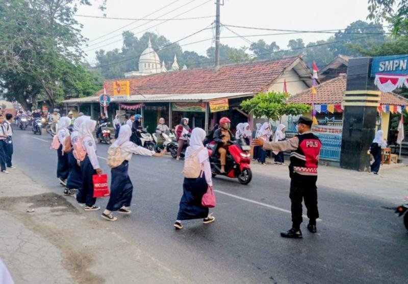 Sapa Pagi GAZZ Karawang, 468 Polisi Turun ke Jalan Bantu Pelajar dan Jaga Lalu Lintas