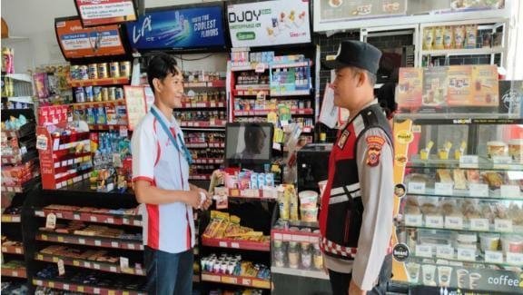 Giat Patroli Perekat Supermarket Alfamart Gempol Guna Antisipasi Kejahatan di Wilkum