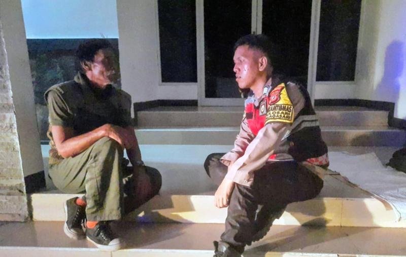 Bhabinkamtibmas Polsek Telagasari Laksanakan Siskamling Antisipasi Gukamtibmas Malam