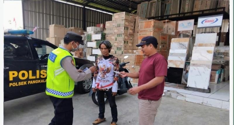 Antisipasi Dampak Aktivitas Krakatau, Polsek Pangkalan Bagikan Masker kepada Masyarakat