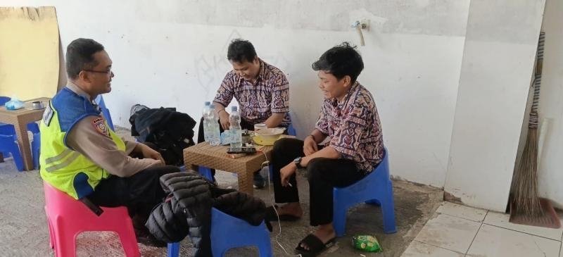 Sebar Himbauan Kamtibmas, Bhabinkamtibmas Polsek Telagasari Pastikan Lingkungan Bebas Gukamtibmas