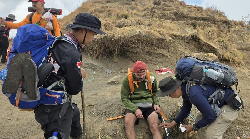 Dukung Pengamanan Mulang Pakelem di Rinjani, Dokkes Polda NTB Siaga Layani Kesehatan